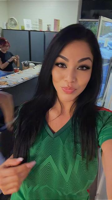 @Bella_B_