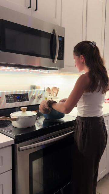 @elinadorofeyev