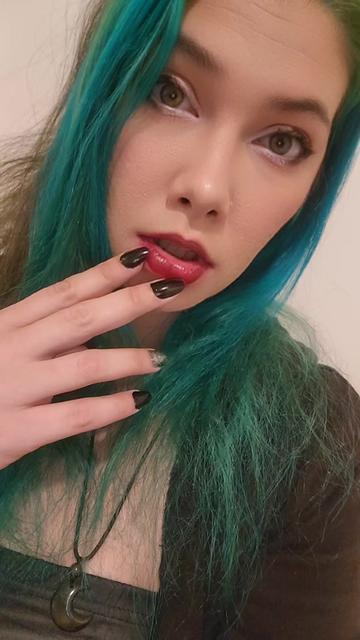 @Thegirlwiththecursemark