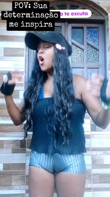 @Lucy a guria da blusa preta