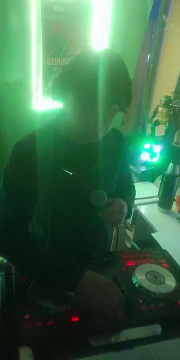 @DJ Hugo Baeza
