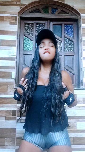@Lucy a guria da blusa preta
