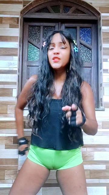 @Lucy a guria da blusa preta