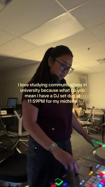 @JULIA QUYNH