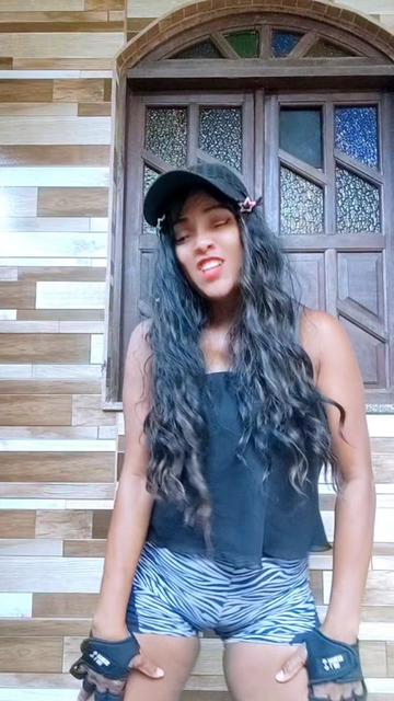 @Lucy a guria da blusa preta