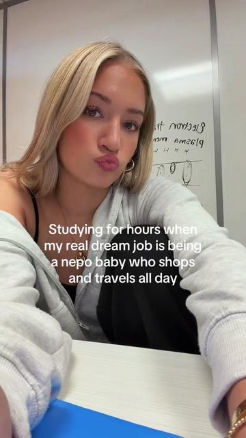 @caitlynnavery