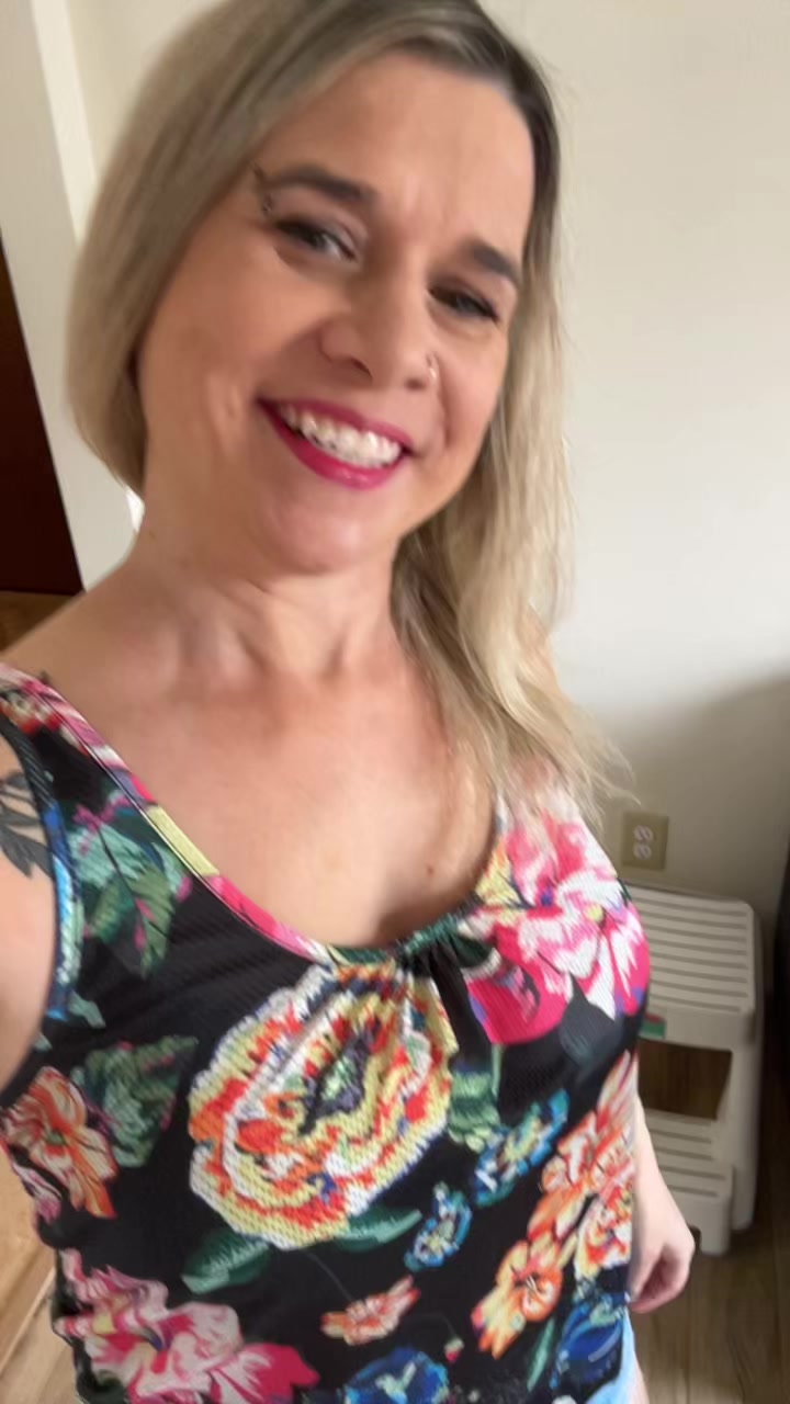@Hotmomvibes