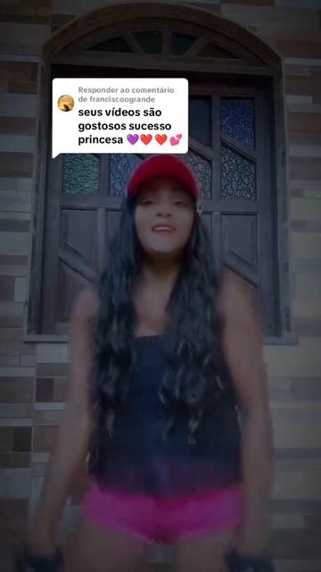 @Lucy a guria da blusa preta