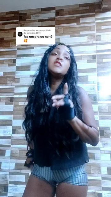 @Lucy a guria da blusa preta