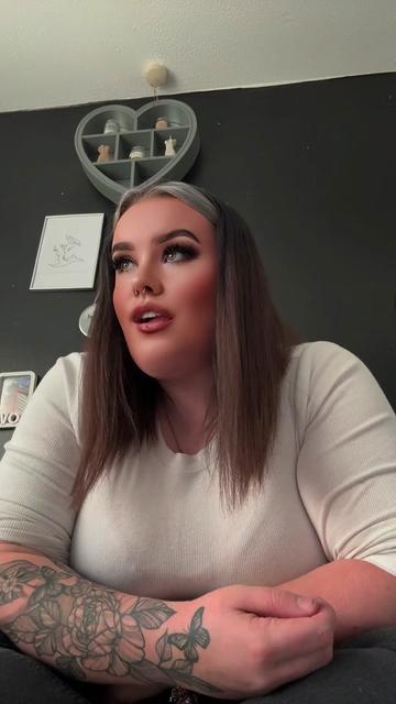 @Hollie🏳️🌈