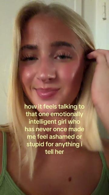 @theelliebarker