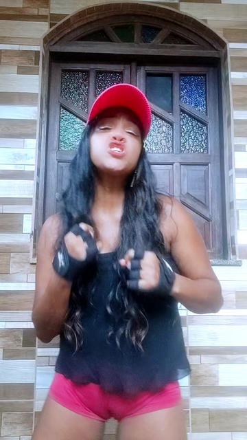 @Lucy a guria da blusa preta