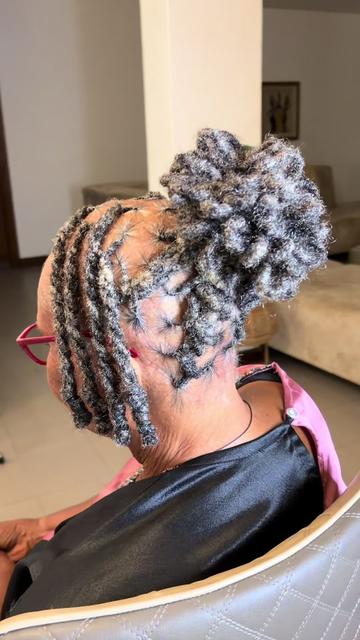 @FEMALE BARBER/LOCTICIAN IN LAG