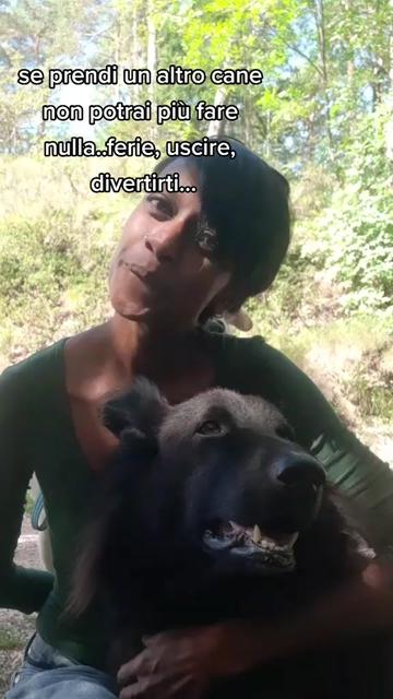 @La ragazza dal cane nero