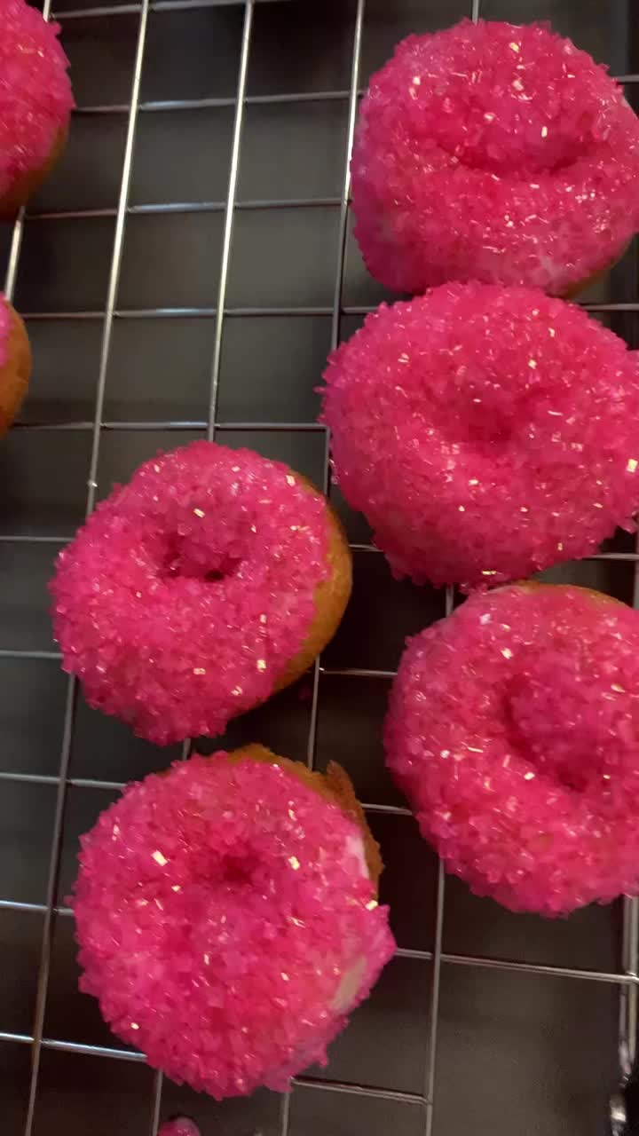 @MiniQueensDonuts