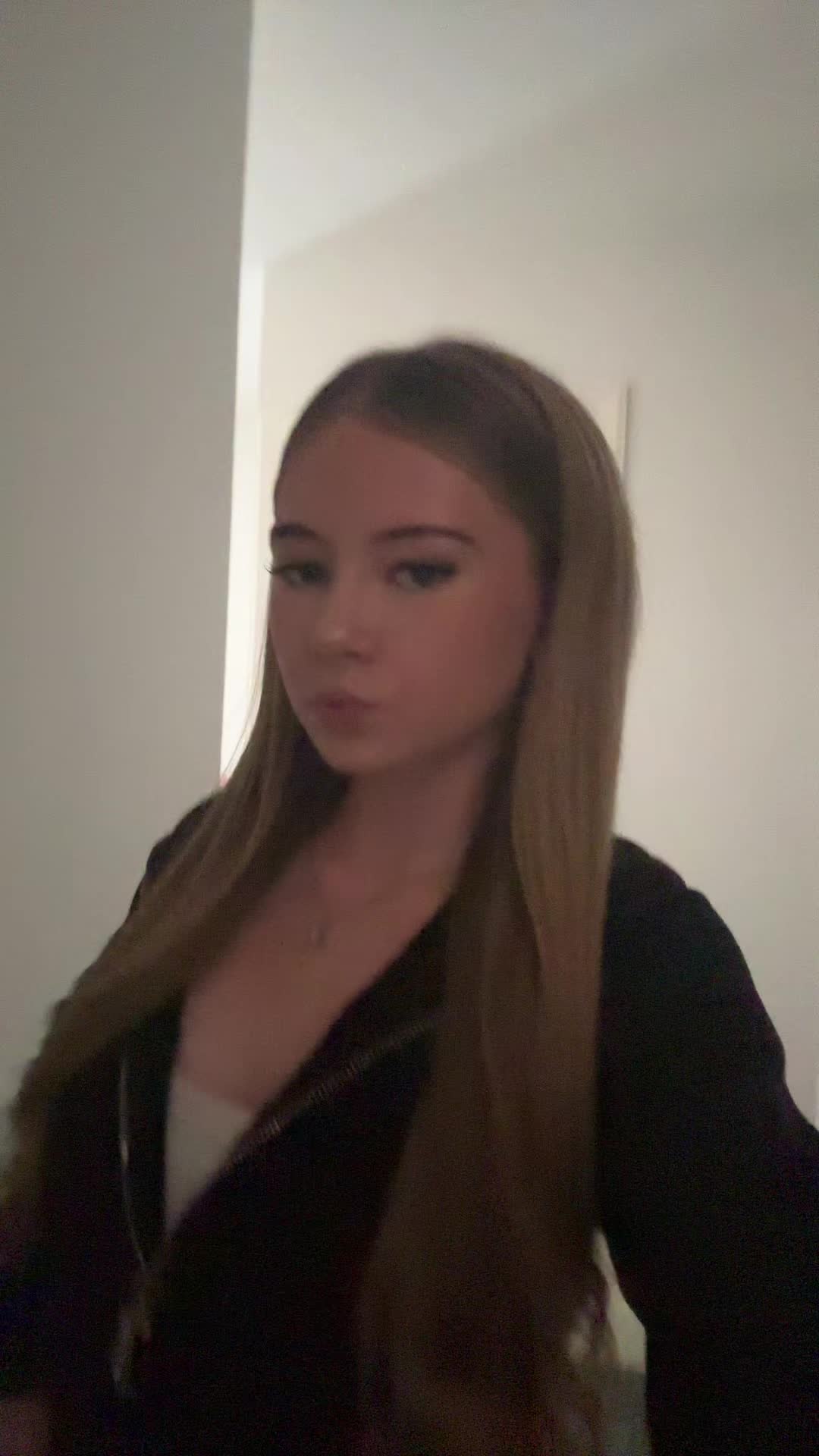 @𝐜𝐚𝐫𝐥𝐲𝐜𝐨𝐰𝐚𝐧🖤