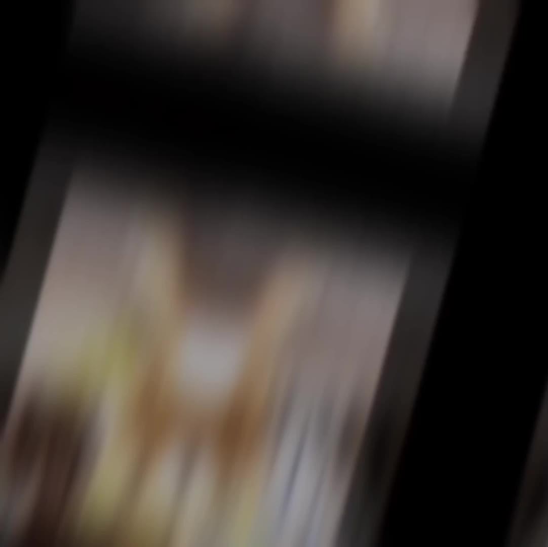 @>゜))彡