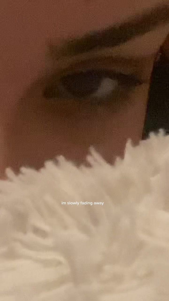 @🧍🏻&zwj;♀️