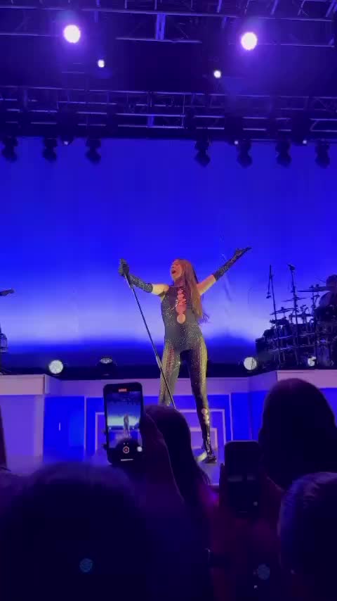 @MIMI WEBB ON TOUR