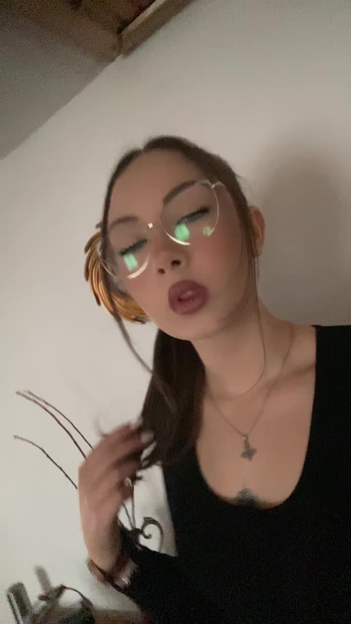 @~•