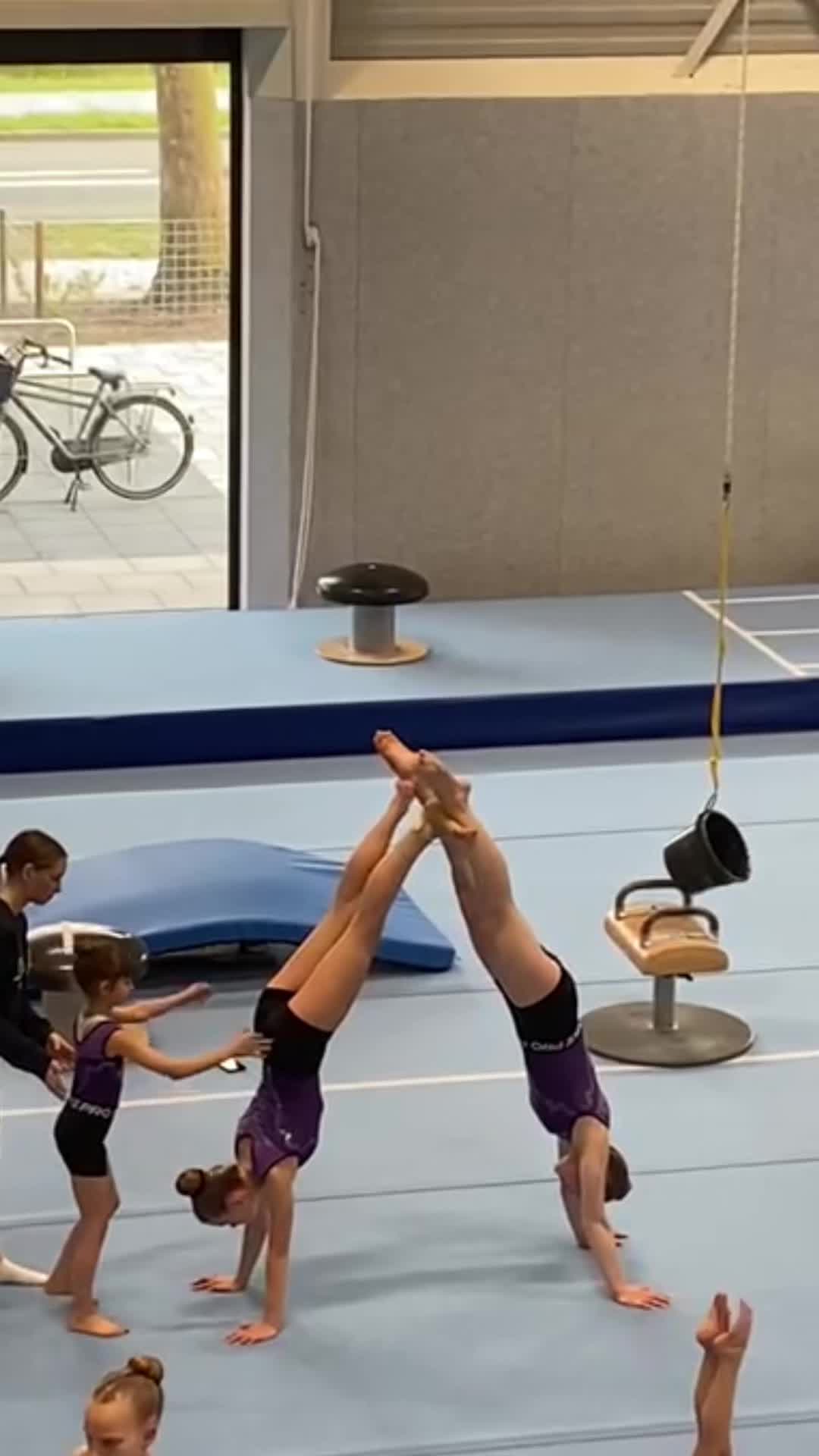 @acro🤸🏼&zwj;♀️