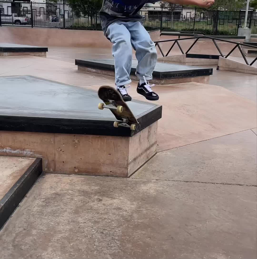 @Cracked Skateboarding