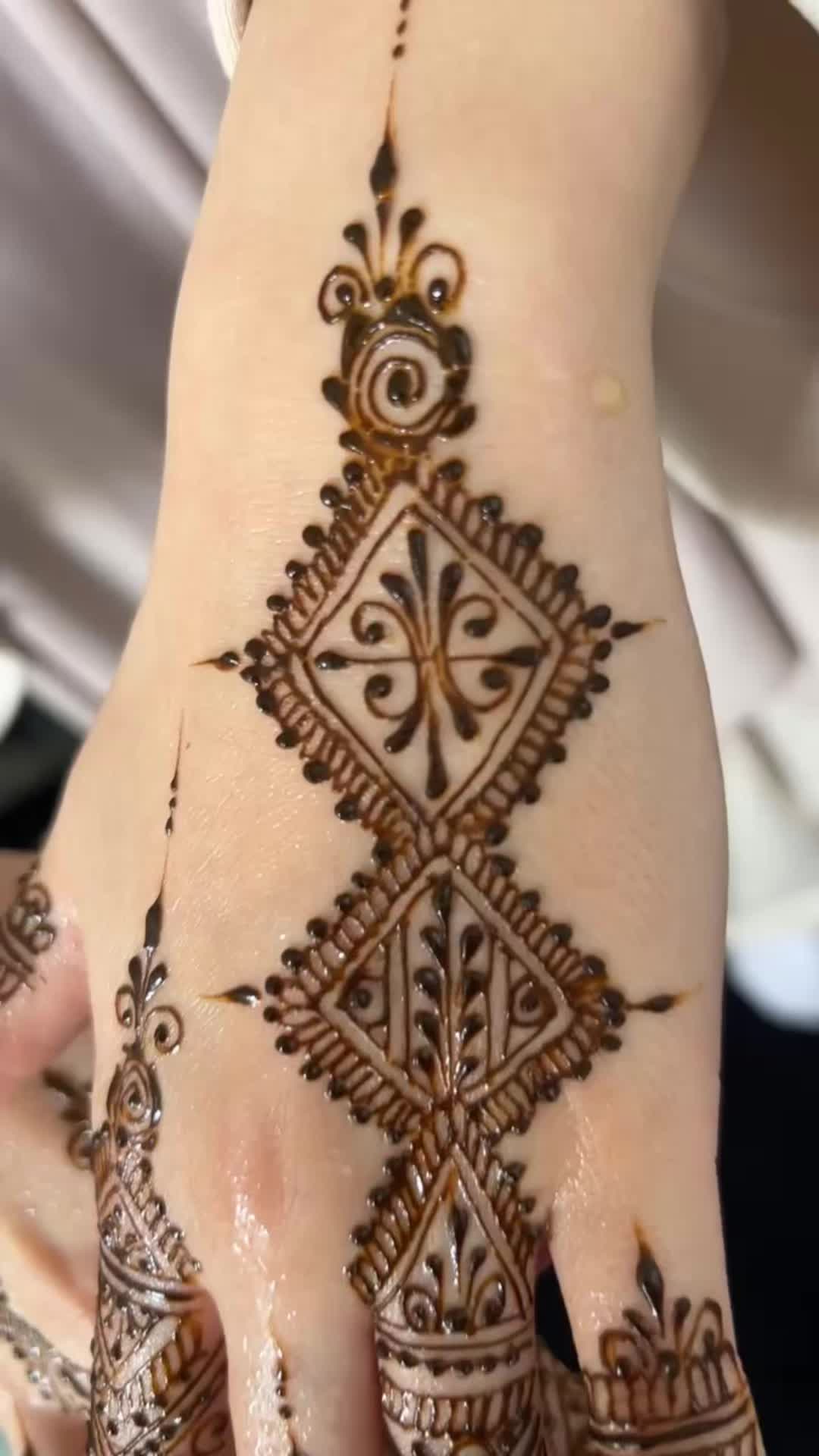 @Hennabyaroosa
