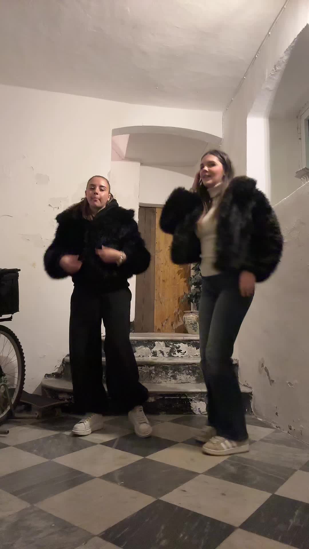 @zoeleombruno