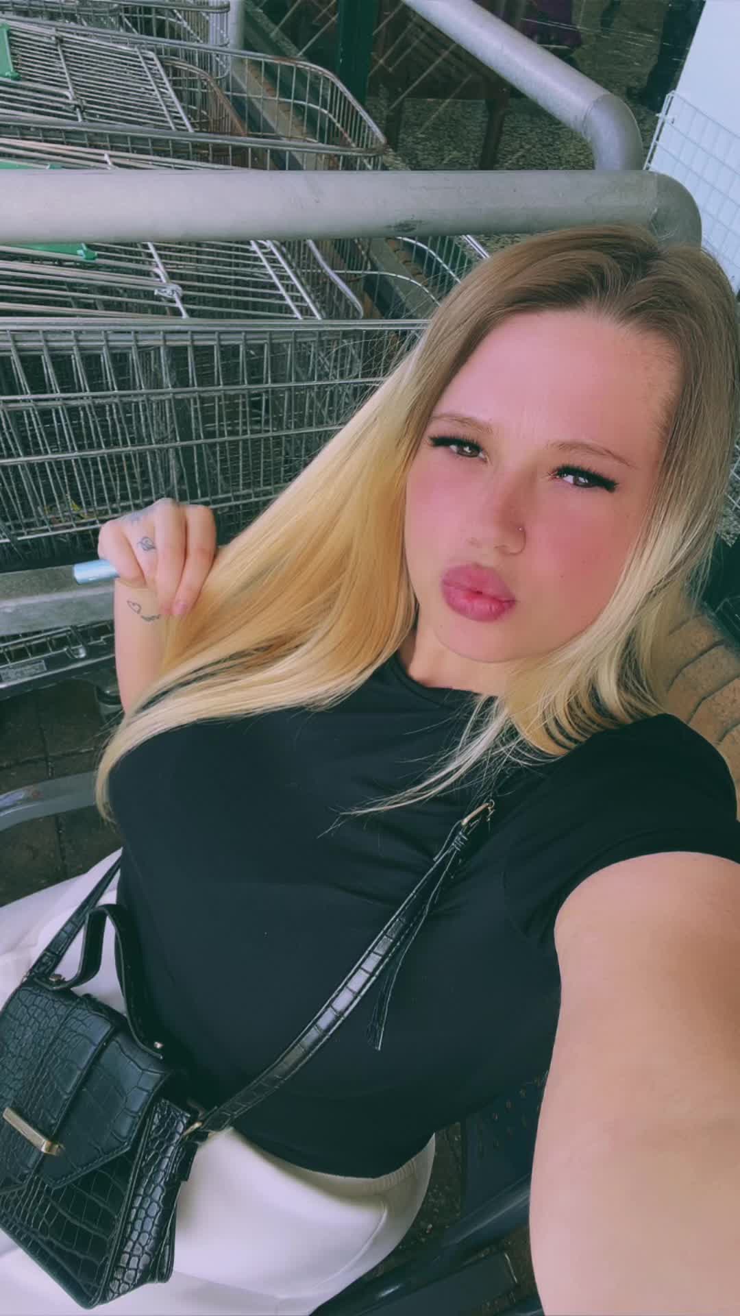 @Blondeyyxox