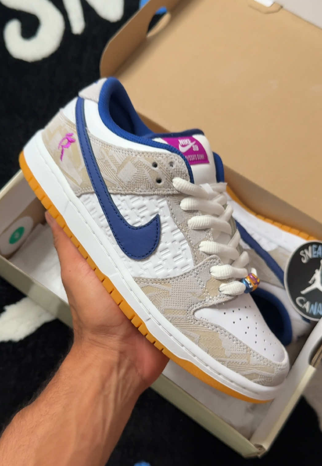 @Sneaker_canary