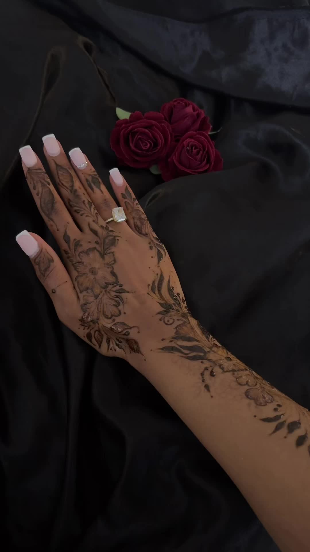 @ayshahhenna_artist