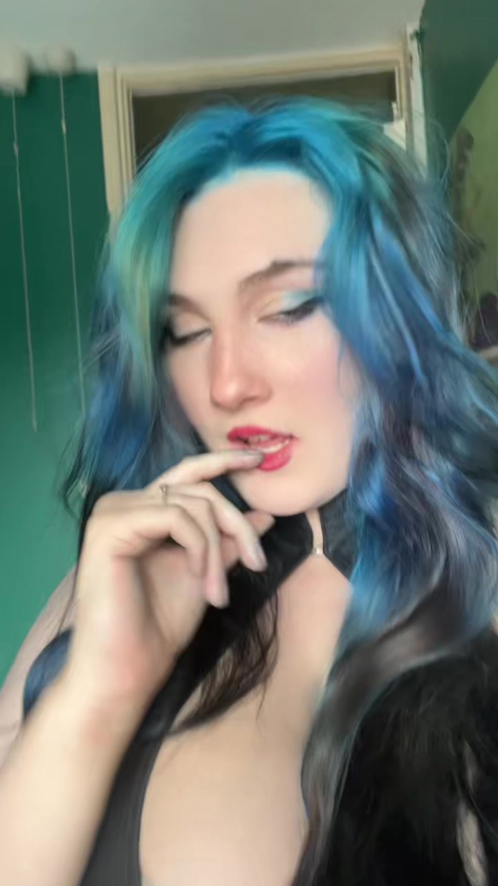 @🥀miku🦇