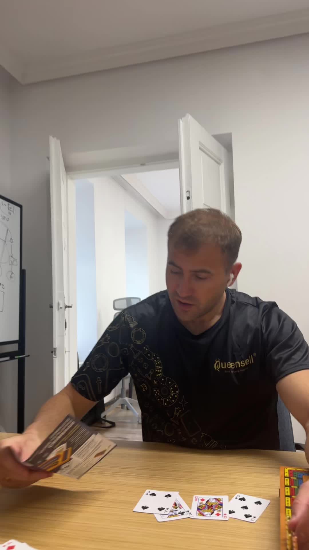 @queensell_games