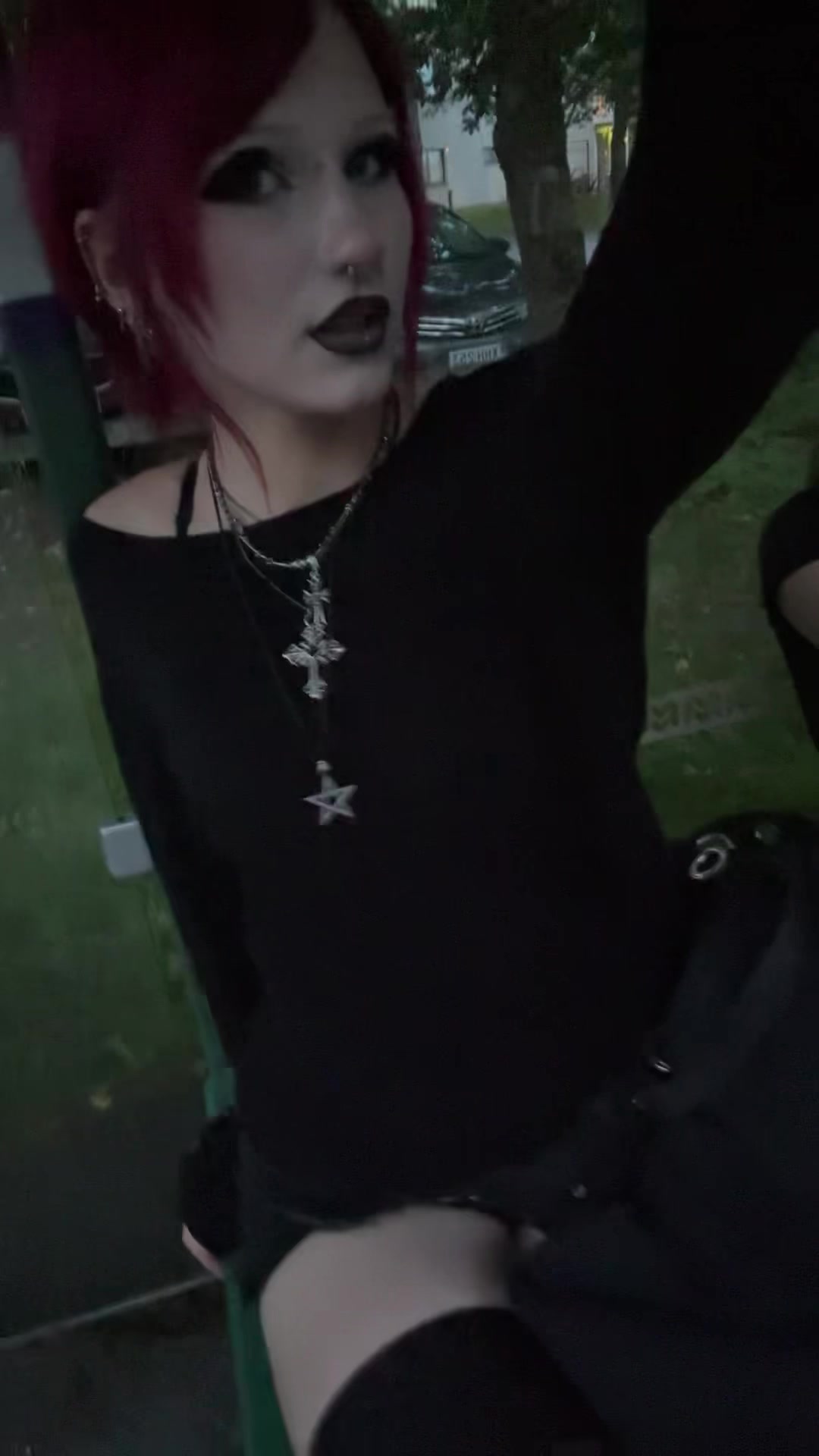 @>_<