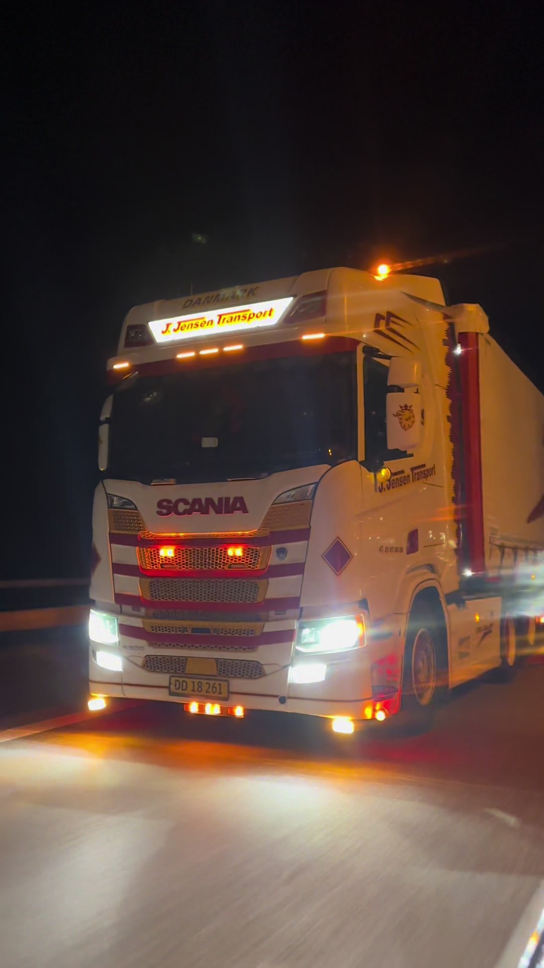 @LV’s TRUCKPHOTO
