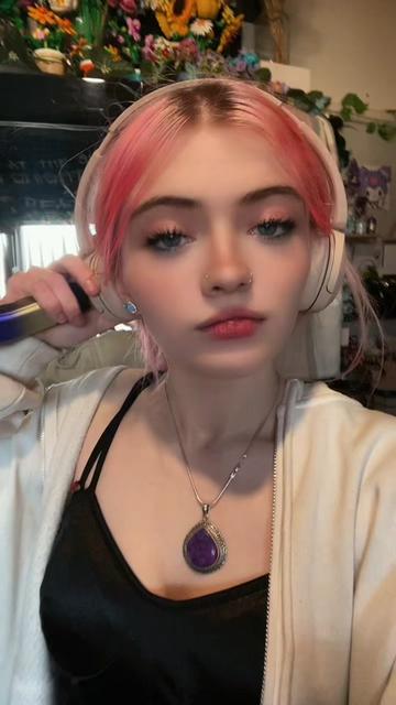 @𝕾𝖍𝖆𝖓𝖉𝖊𝖑𝖑𝖊🤍