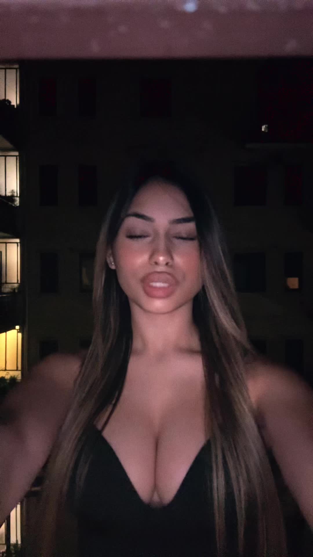 @elisaangiius