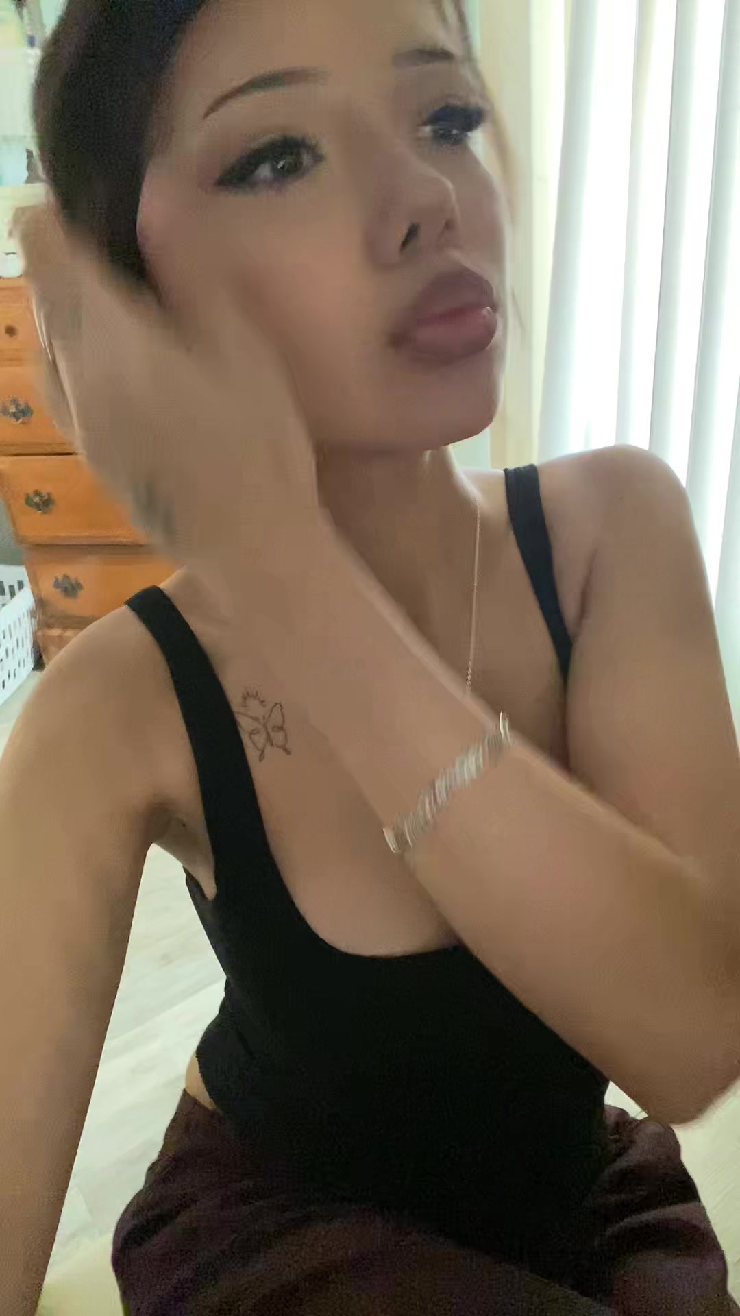 @>.<