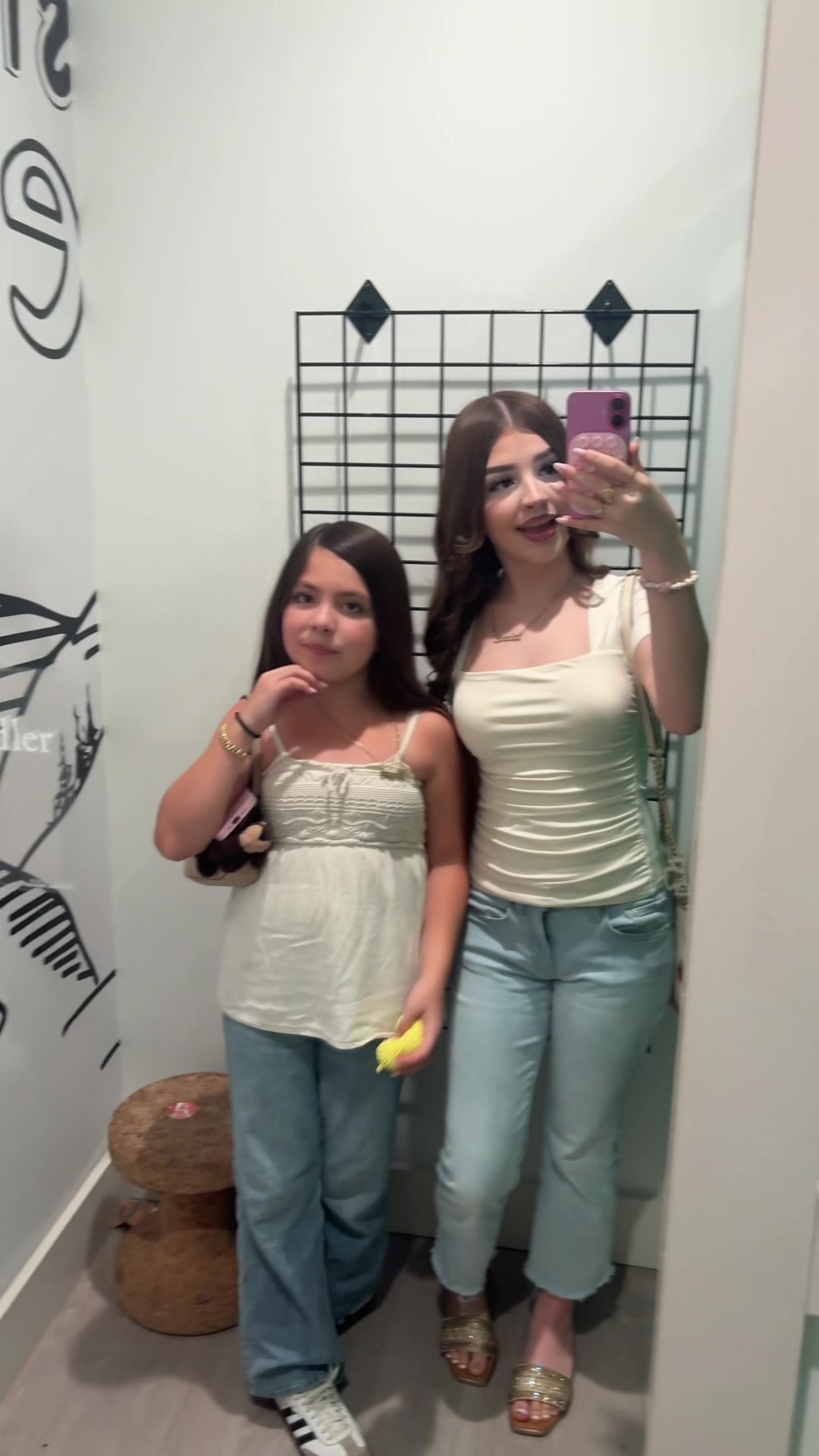@Deliciaasisters