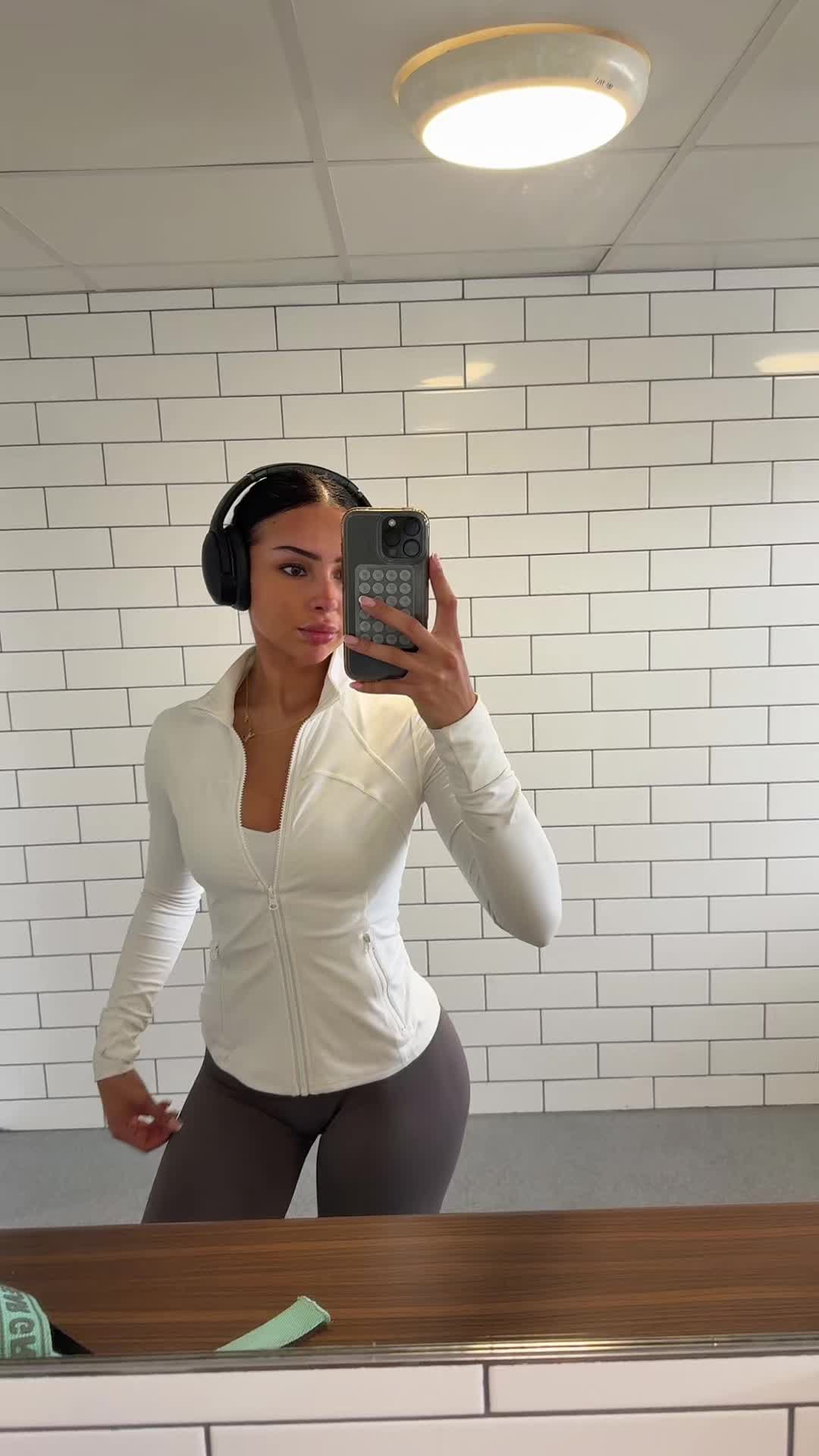 @bella