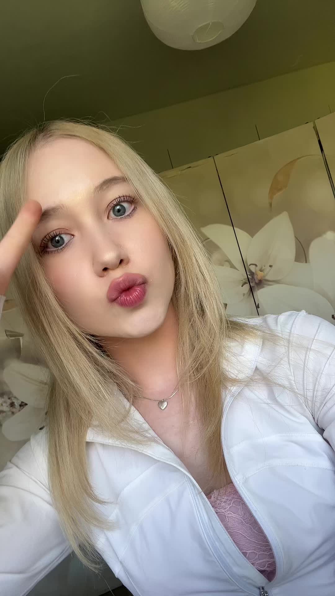 @thecutemirrorgirl