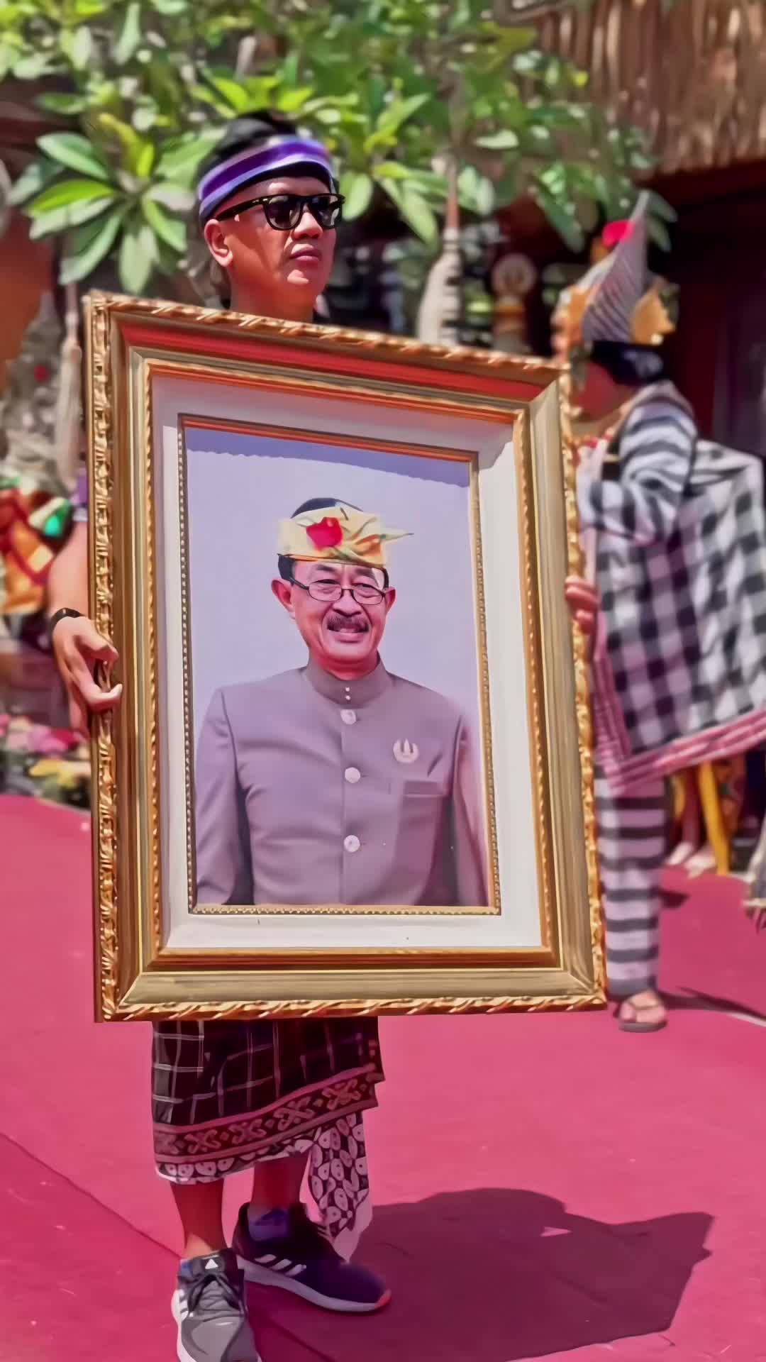 @Dari Kontak Anda