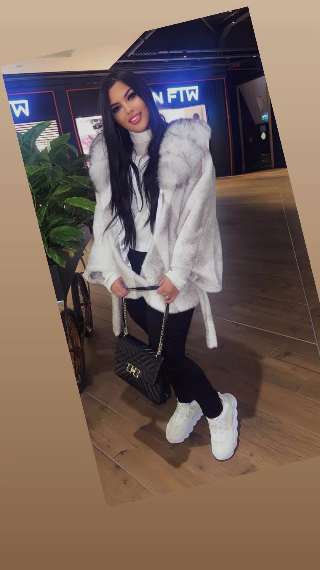 @Monica Valentina