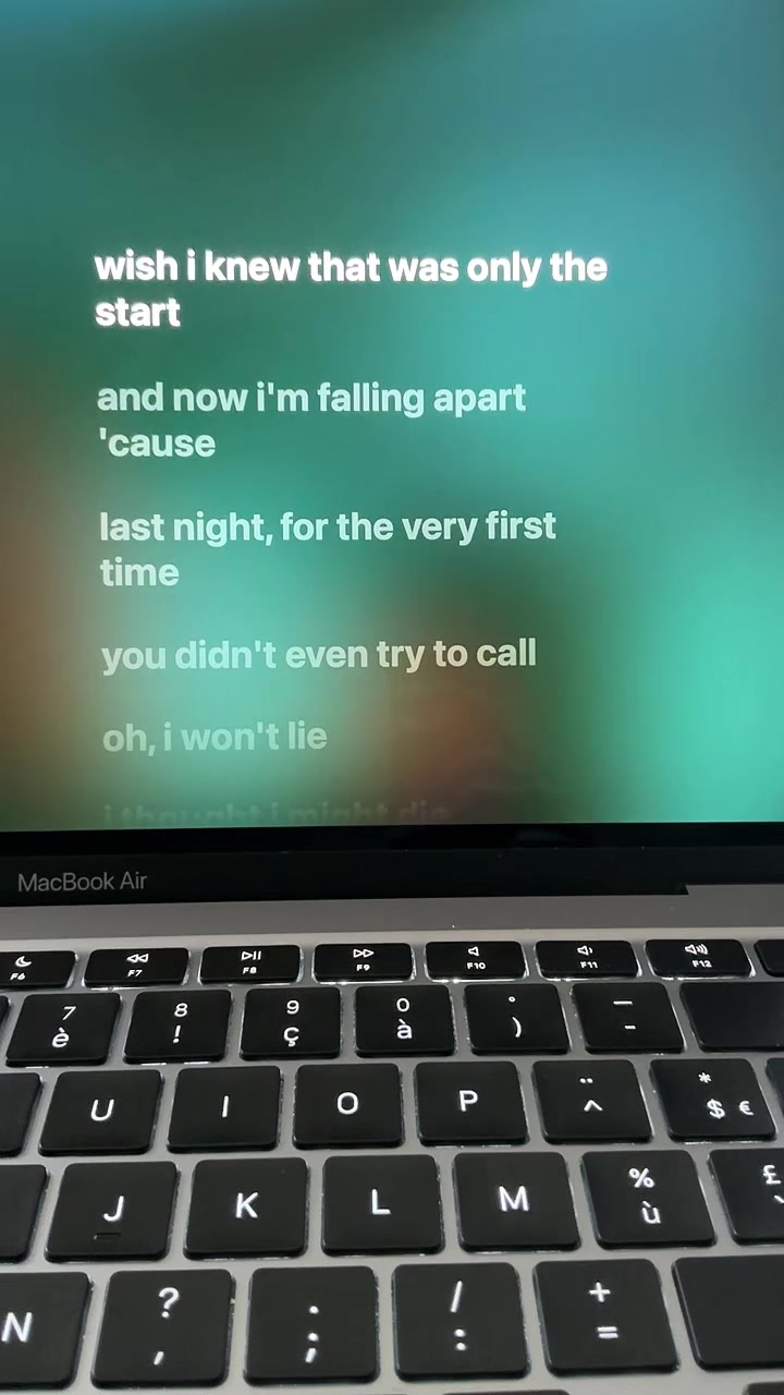 @Lyrics_💕