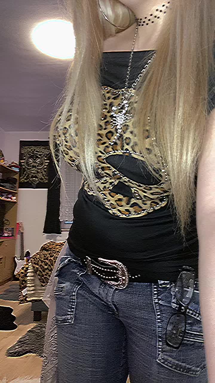 @ℬ𝒶𝓇𝒷 𝒲𝒾𝓇ℯ (💋🐆🎞️🍒)