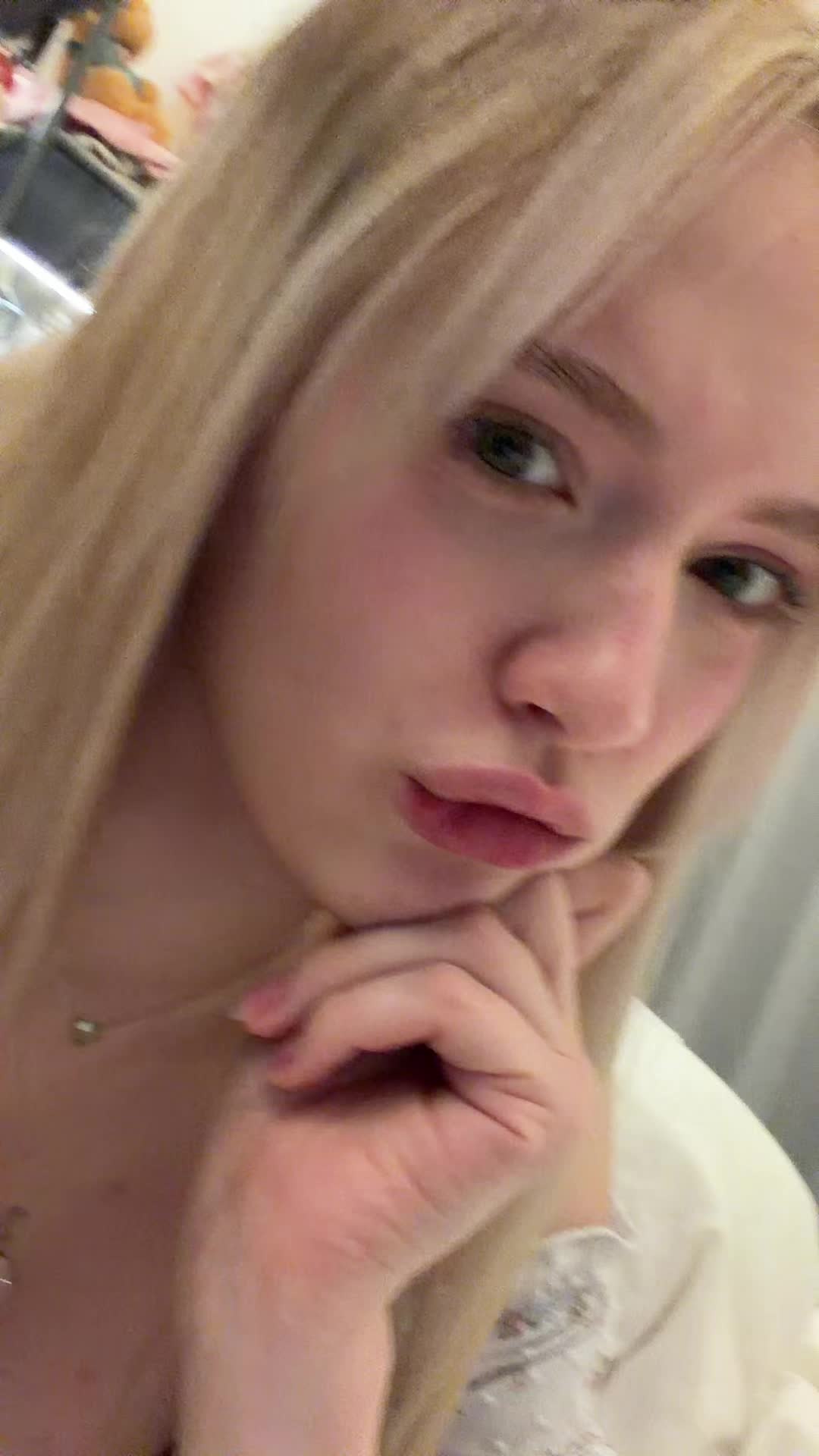 @MarisaLeona_