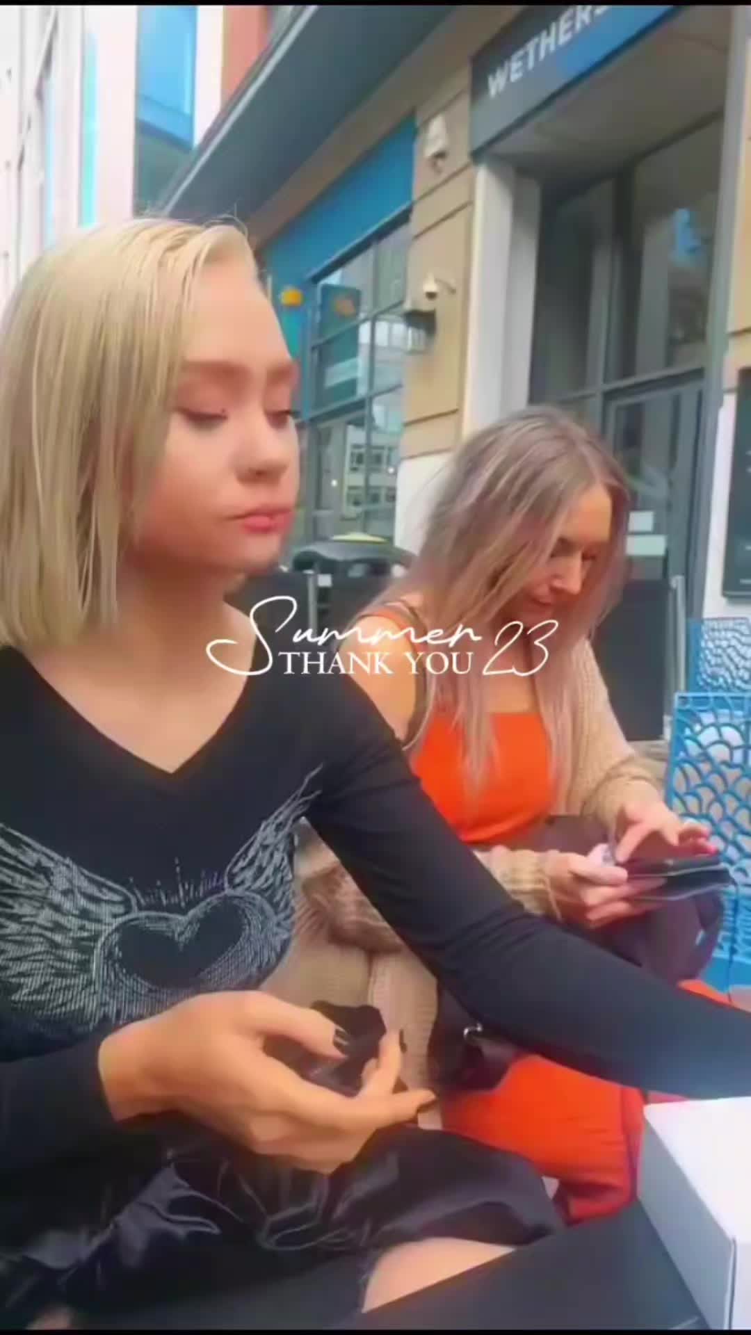 @Itsmedeedee