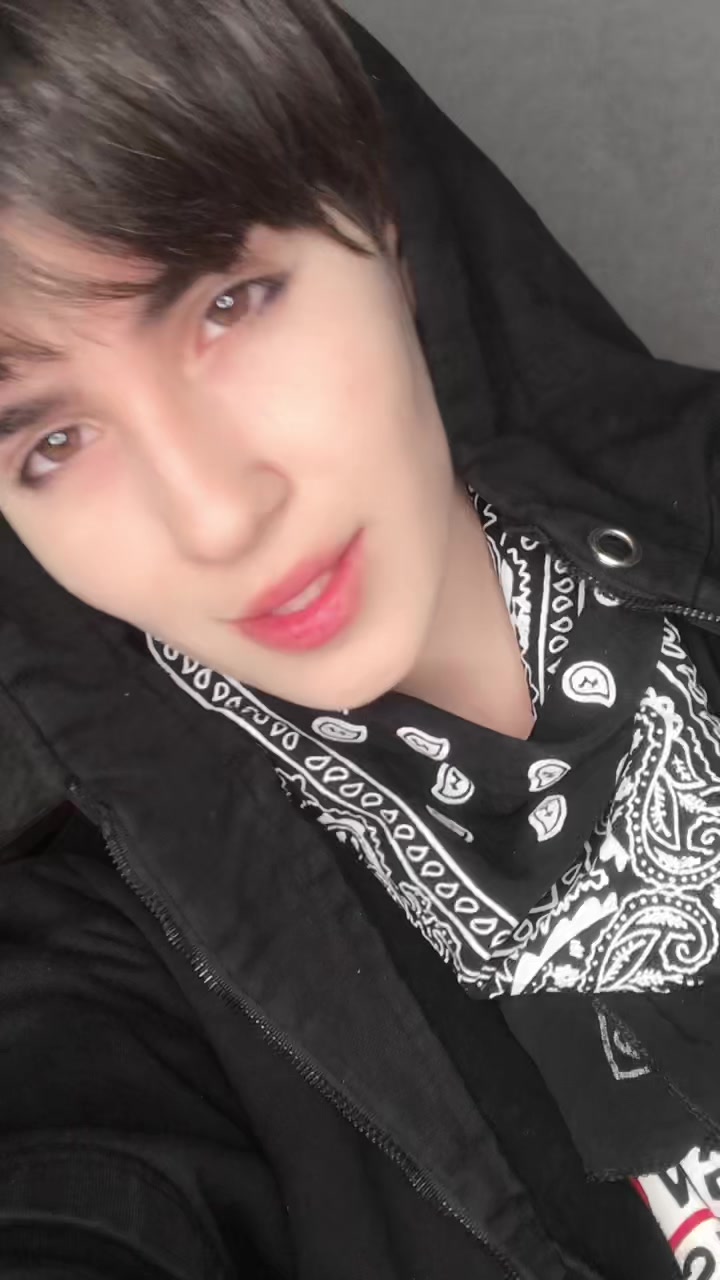 @ariwnwz_