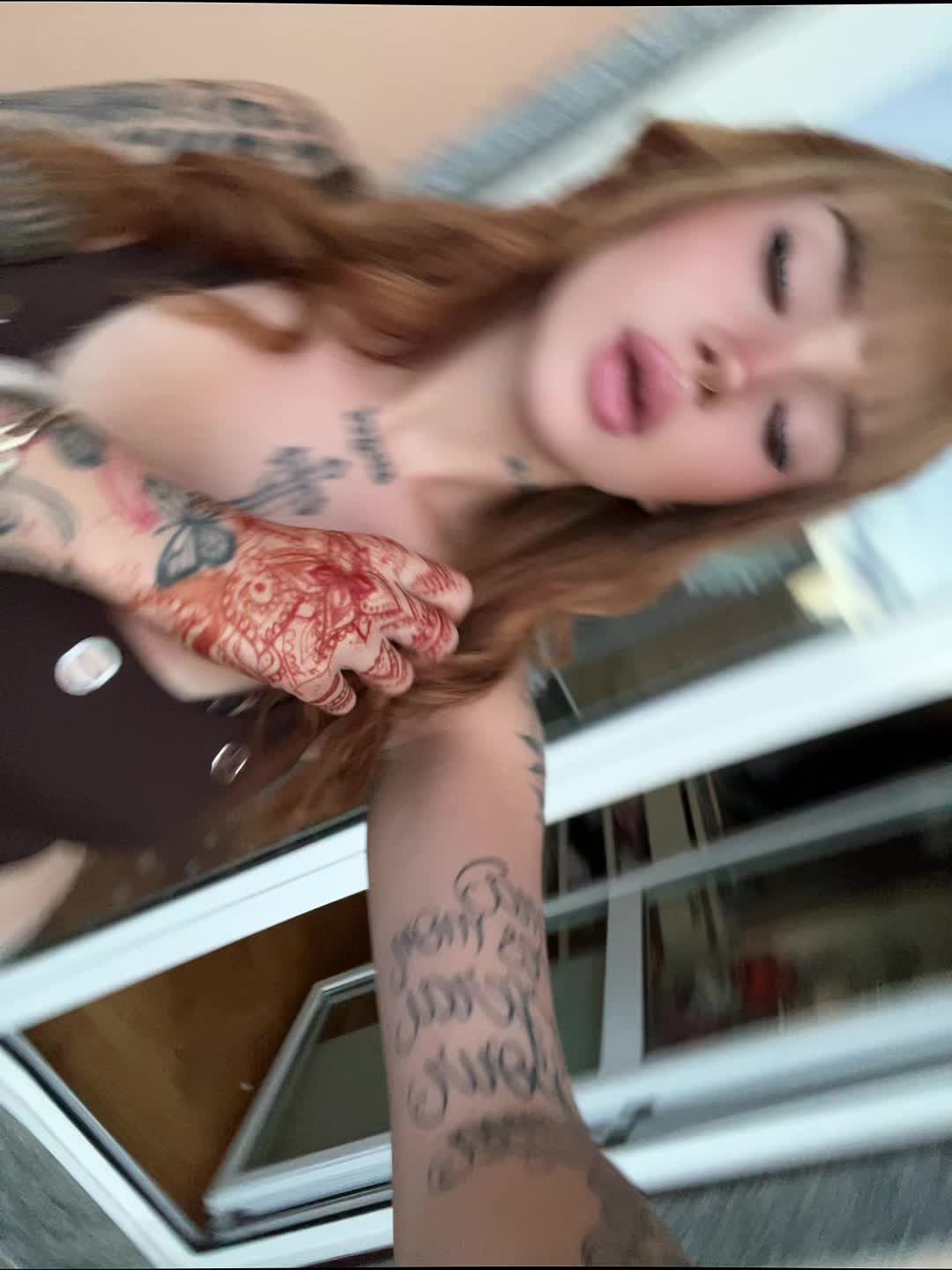 @V4neess.a