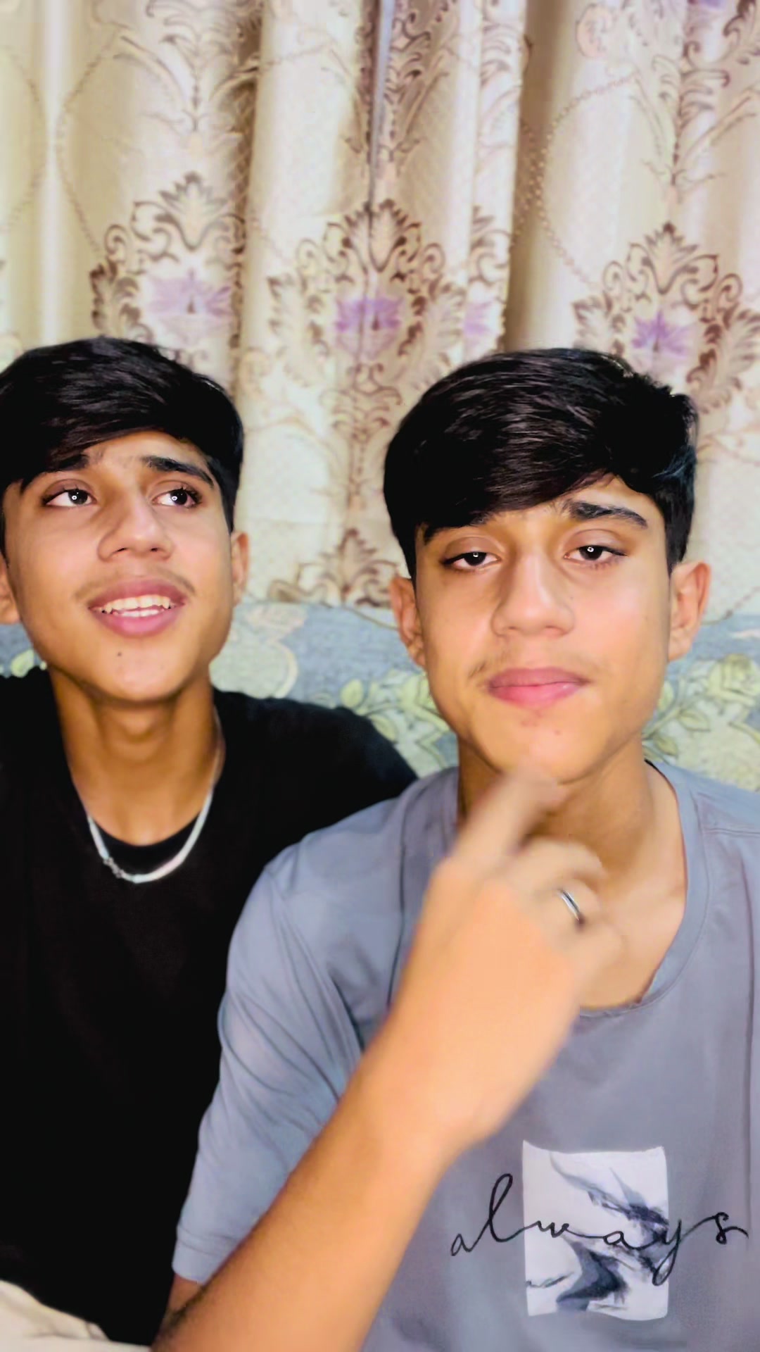 @♥️Twins👬 is live